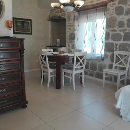 Apartman Tin Split