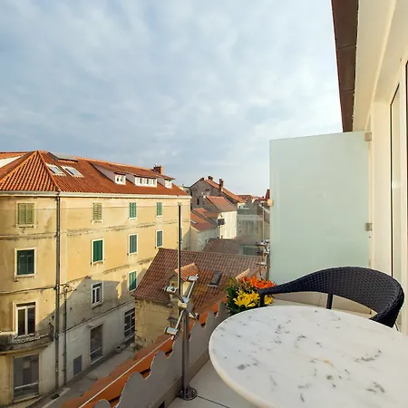 Apartman Tin Split